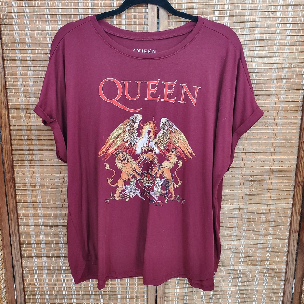 ◇ Queen Graphic Short Sleeve Crew Neck T-Shirt in Burgundy Size 1X